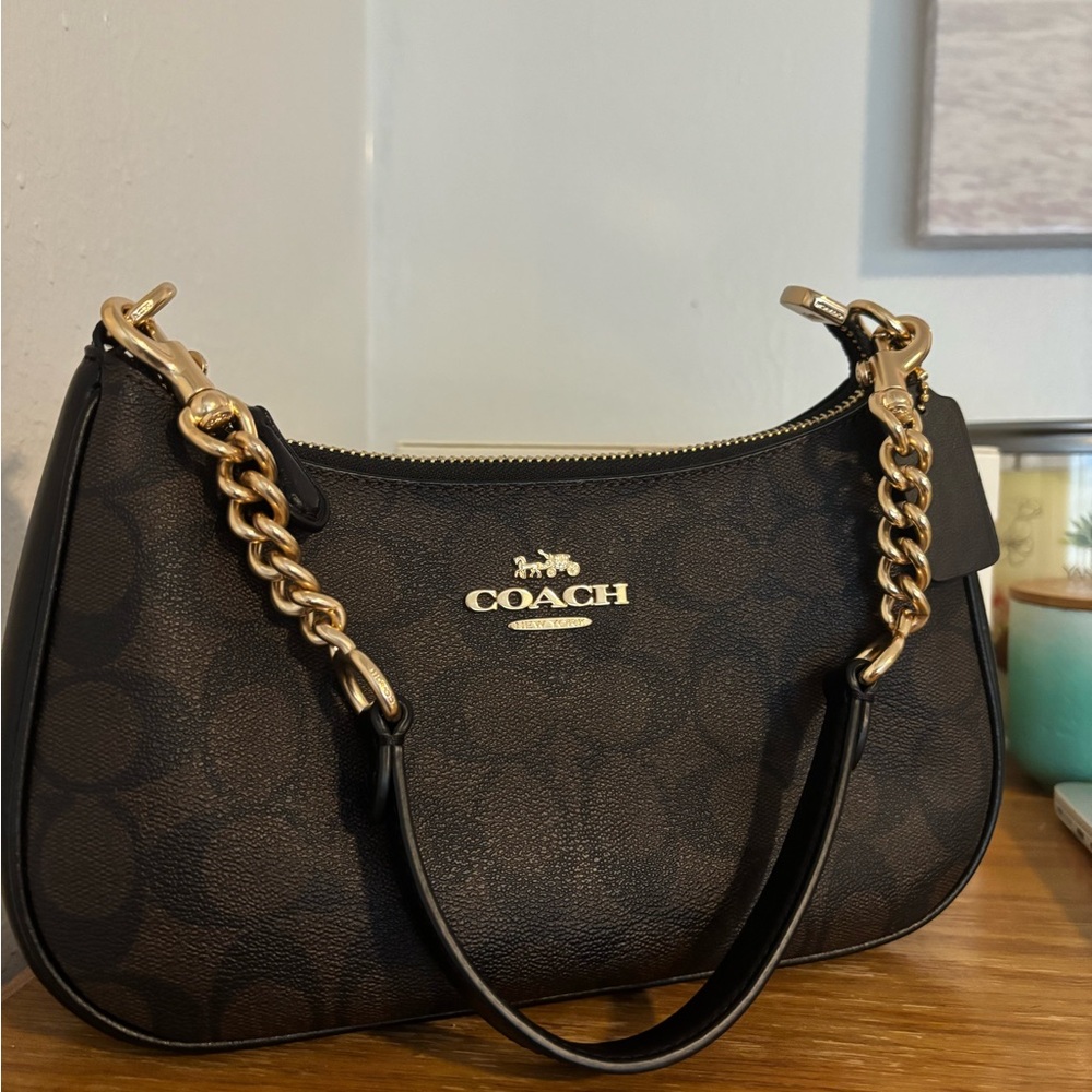 Coach Teri Shoulder Bag In Signature Canvas
Gold/Walnut/Black